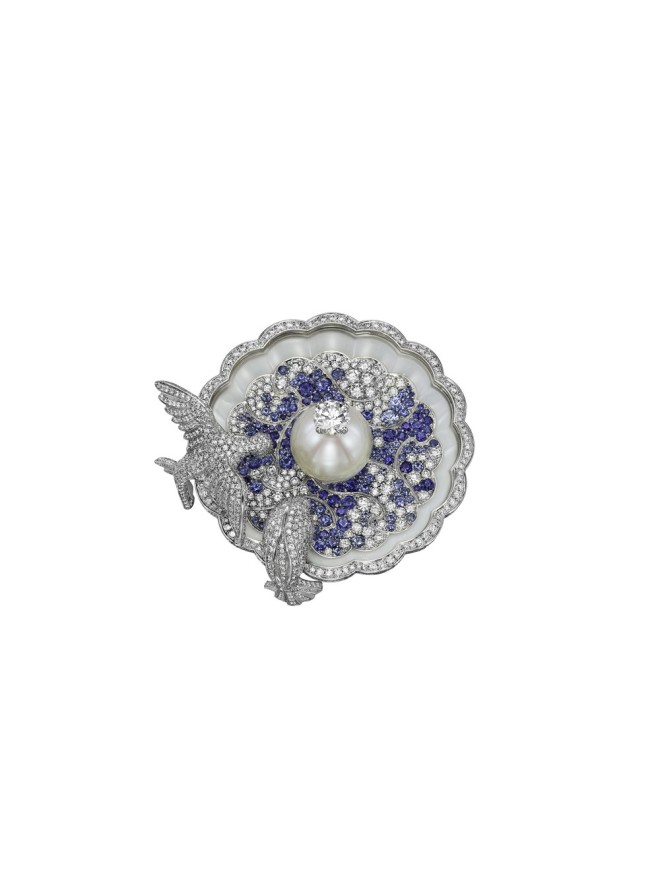Clip Fontaine aux Colombes, 2008, Or blanc, saphirs, perle de culture, nacre, diamants. Collection Privée