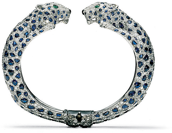 Bracelet rigide Panthères, de Cartier Paris (1958) en platine, or blanc, diamants taille brillant et 8/8, cabochons de saphir (taches), émeraudes taille marquise (yeux) et onyx (truffe) 