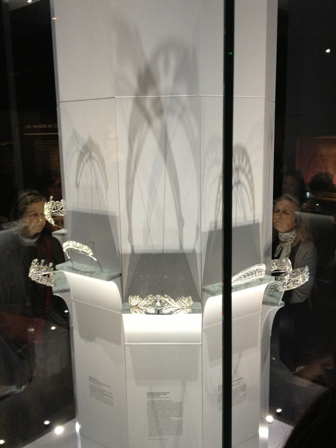 LA vitrine à diadèmes de l'expo Cartier