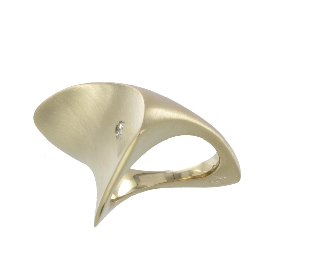 Bague « Feuille » en bronze doré et diamant, 850€, Nathalie Dmitrovic